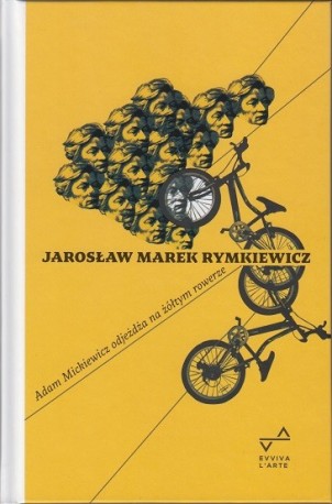 zdjęcie Adam Mickiewicz odjeźdża na żółtym rowerze